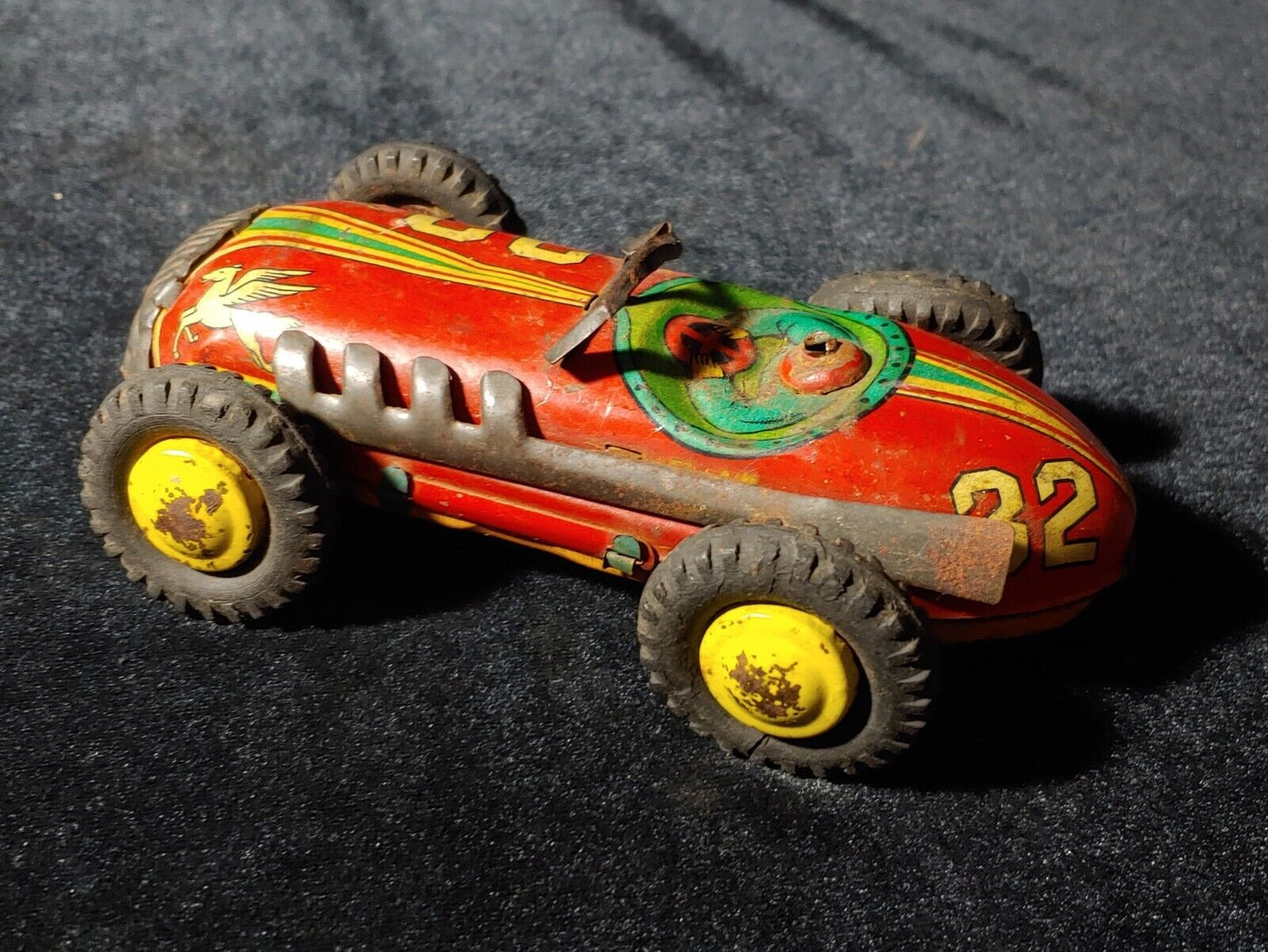 REDUCED! VINTAGE NO 32 METAL MOBIL RACE CAR 40's 50's? MARX?