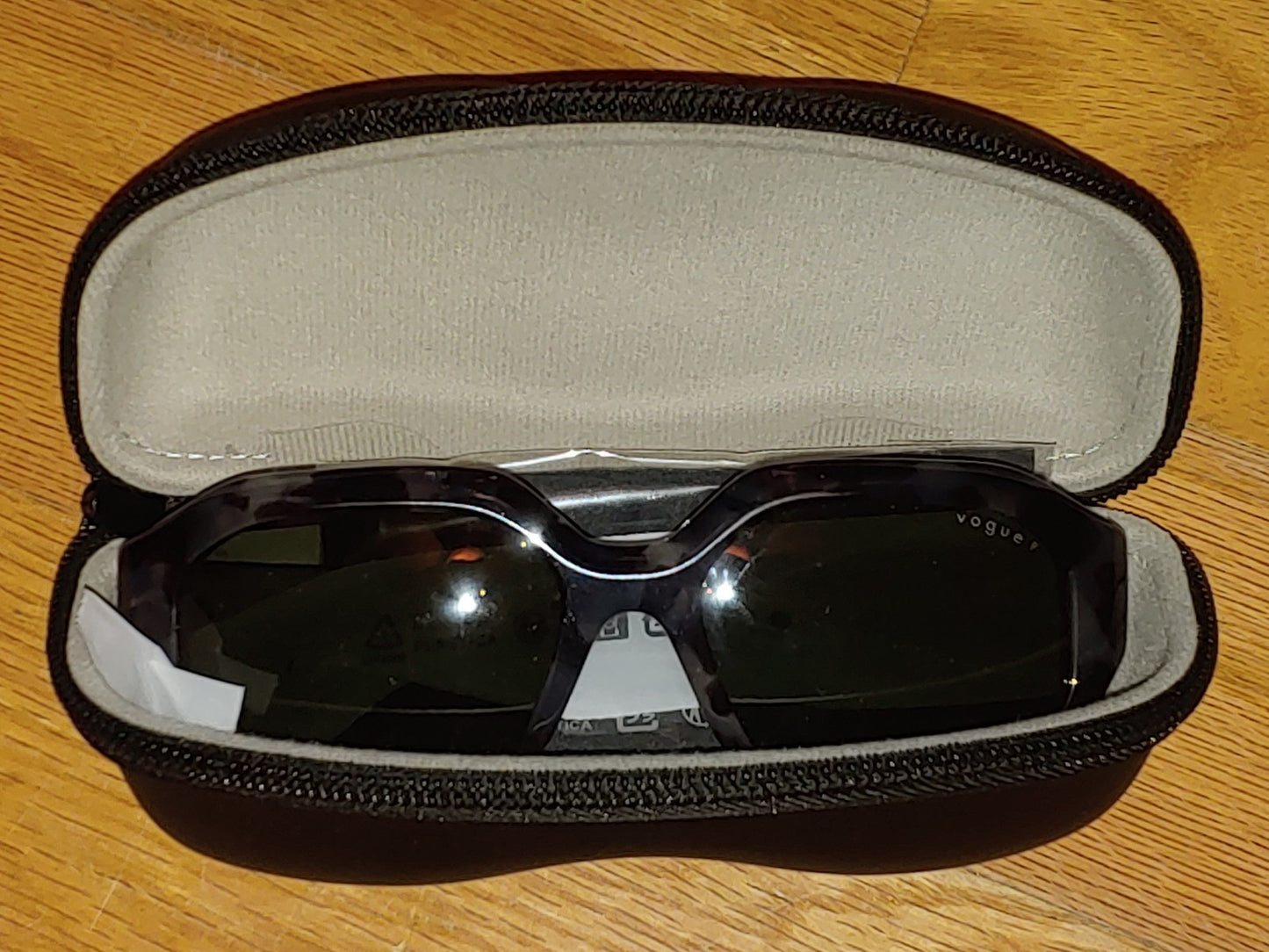 New! Vogue Black  Sunglasses Clamshell Zippered Case