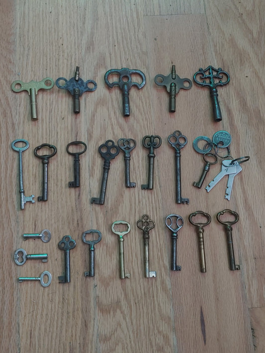 Vintage 25 Wind Up & Skeleton Keys Multiple Sizes