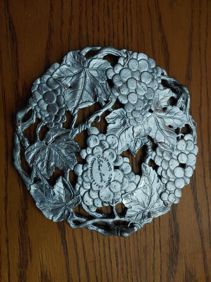 ARTHUR COURT TRIVET GRAPE LEAVES AND VINE 8" 3-FOOTED ROUND 1995