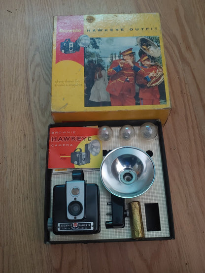 Vintage Kodak Brownie Hawkeye Outfit Flash Bulbs Film Great Condition