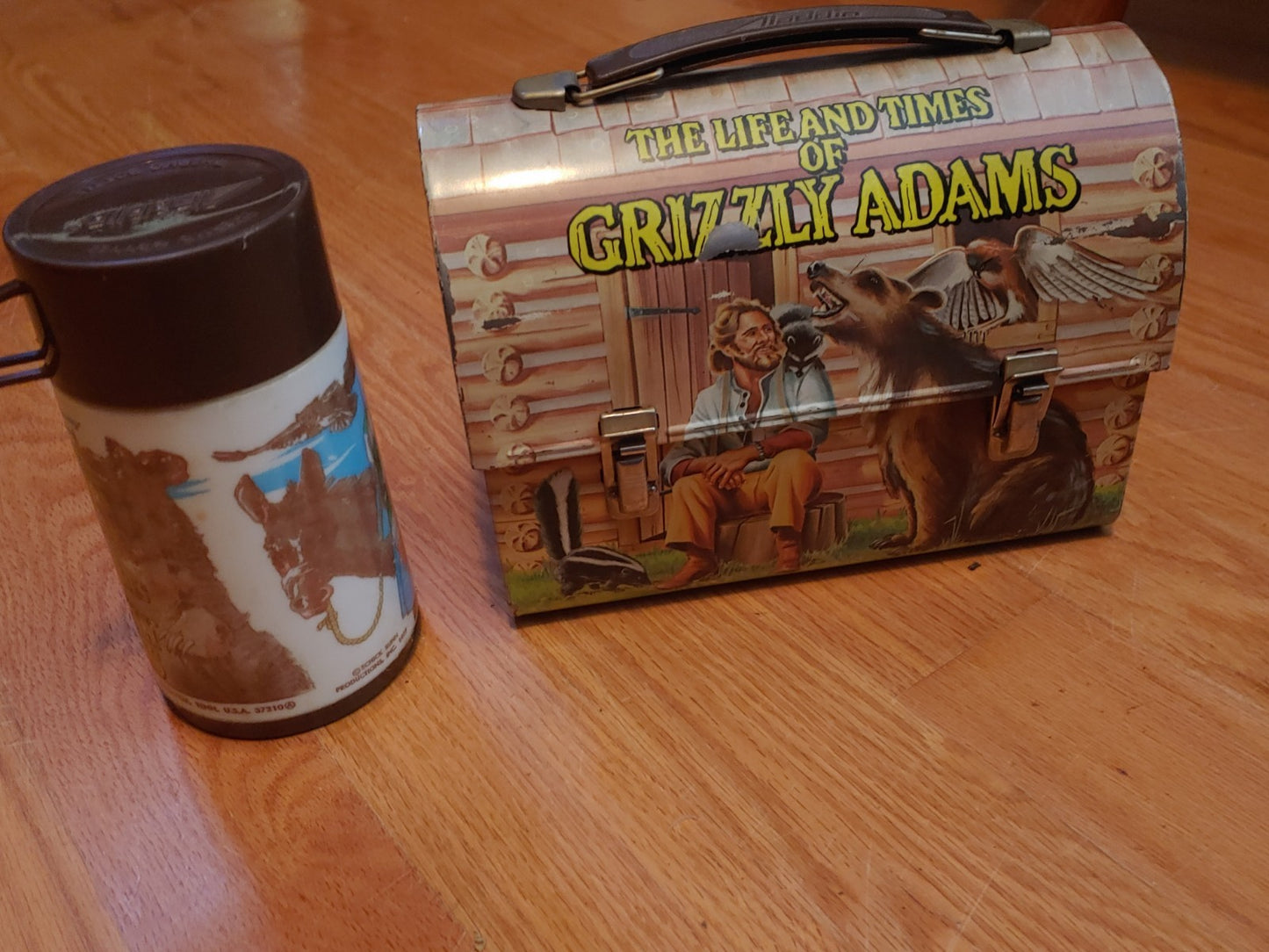 VINTAGE BEAR GRIZZLY ADAMS METAL LUNCH BOX W/THERMOS 1977