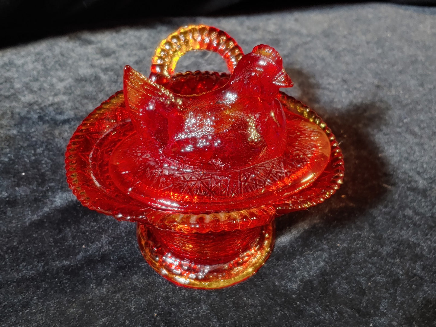 VINTAGE WESTMORELAND RED GLOWS GLASS HEN ON NEST SPLIT TAIL