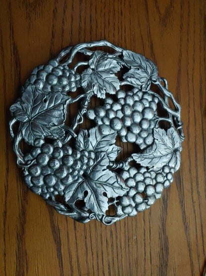 ARTHUR COURT TRIVET GRAPE LEAVES AND VINE 8" 3-FOOTED ROUND 1995