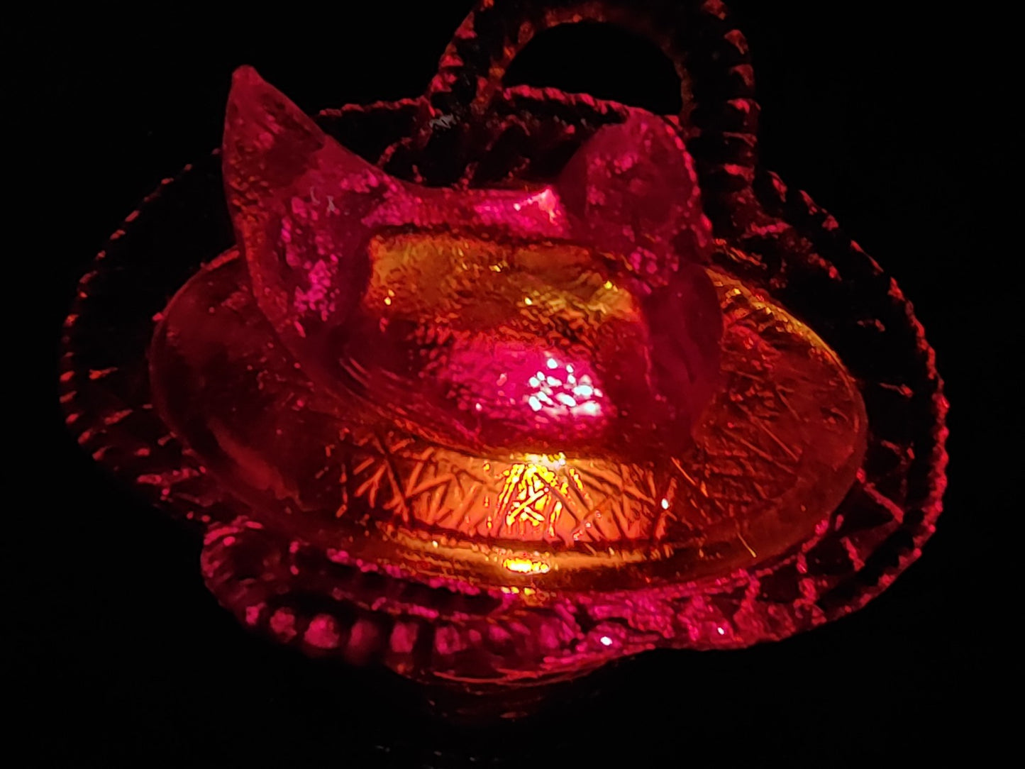 VINTAGE WESTMORELAND RED GLOWS GLASS HEN ON NEST SPLIT TAIL